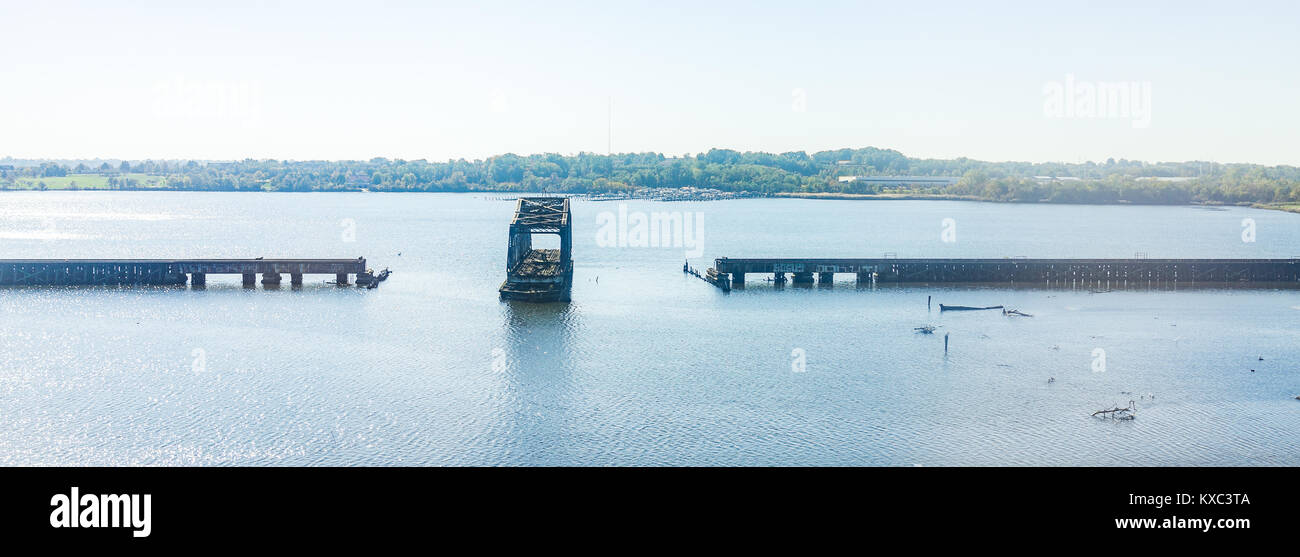 Mitte Niederlassung Patapsco river panorama mit Eisenbahn Swing Bridge während der Tag in Baltimore, Maryland, USA Stockfoto