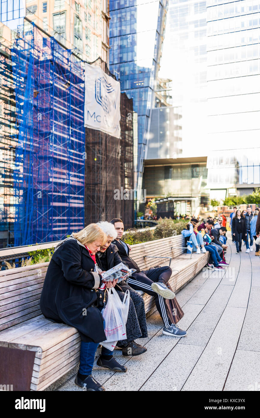 New York City, USA - 27. Oktober 2017: Highline, High Line, Urban Garden in New York City mit vielen Menschen Touristen sitzen in Chelsea West Side durch Hud Stockfoto