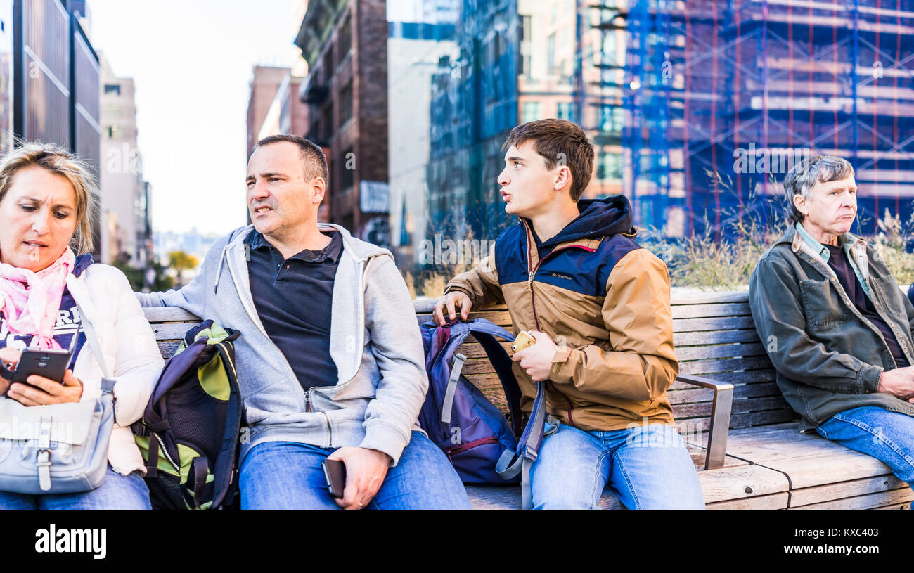 New York City, USA - 27. Oktober 2017: Highline, High Line, Urban Garden in NEW YORK CITY mit Nahaufnahme des Familie Menschen Touristen reisen, sitzt auf der Bank im Che Stockfoto