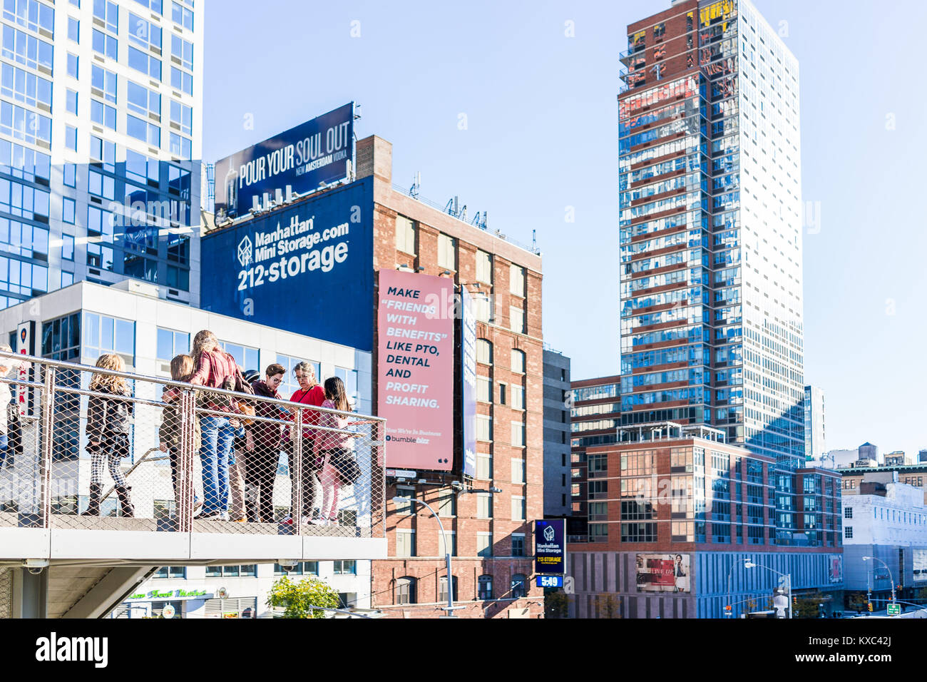 New York City, USA - 27. Oktober 2017: moderne Wolkenkratzer in New York City in Chelsea West Side von Hudson Yards, mit Menschen, die Stockfoto