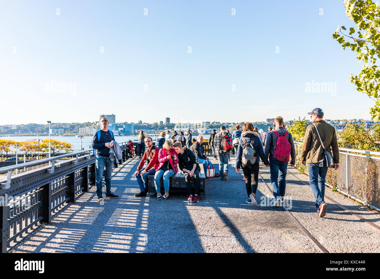 New York City, USA - 27. Oktober 2017: Highline, High Line, Urban Garden in New York City mit vielen Menschen Touristen wandern in Chelsea West Side von Hudson Yards Stockfoto