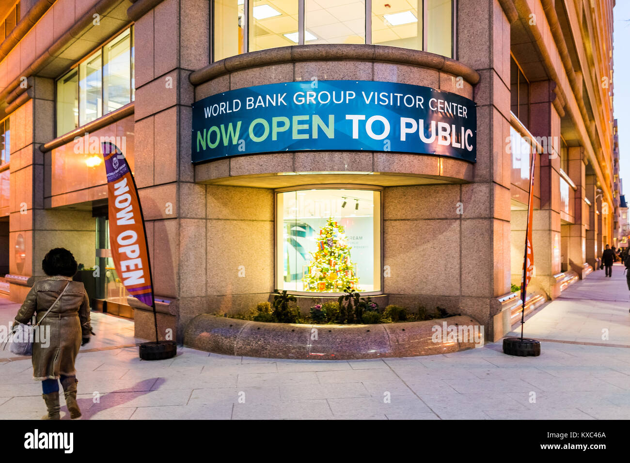 Washington DC, USA - Dezember 28, 2017: World Bank Group Vistor Center mit jetzt offen zu öffentlichen Zeichen, winter Christbaumschmuck in Fenster, entra Stockfoto