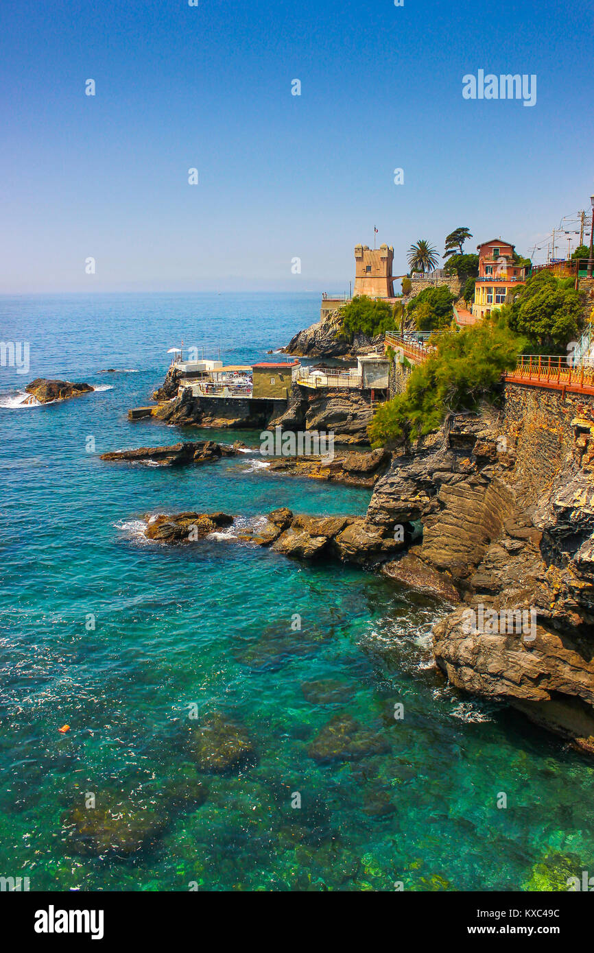 Marine mit der mediterranen Küste und der Promenade in Genua Nervi, Ligurien, Italien Stockfoto