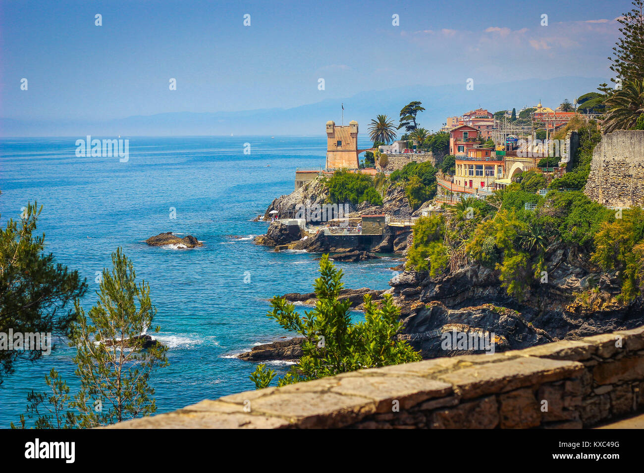Marine mit der mediterranen Küste und der Promenade in Genua Nervi, Ligurien, Italien Stockfoto