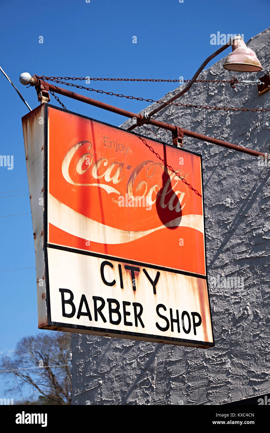 Alte vintage City Friseur Zeichen, dass ist rustikal und verrostet Werbung Coca-Cola in Wetumpka Alabama, USA. Stockfoto