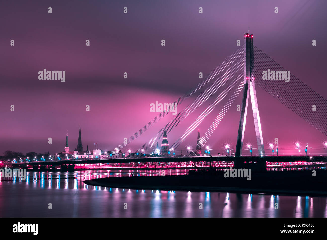 Kabel-gebliebene Brücke und Fluss Daugava in der Nacht, Riga, Lettland Stockfoto
