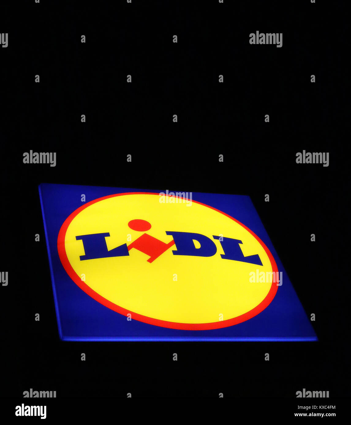 Beleuchtete Zeichen bei Lidl Lidl Supermarkt Stockfoto