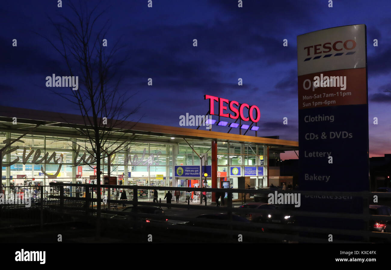 Tesco und Tesco Schild am Supermarkt Tesco in Großbritannien. Stockfoto