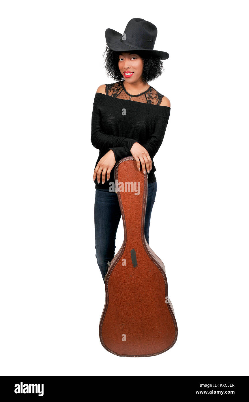 Schöne junge Country Western Frau mit einer akustischen Gitarre Stockfoto