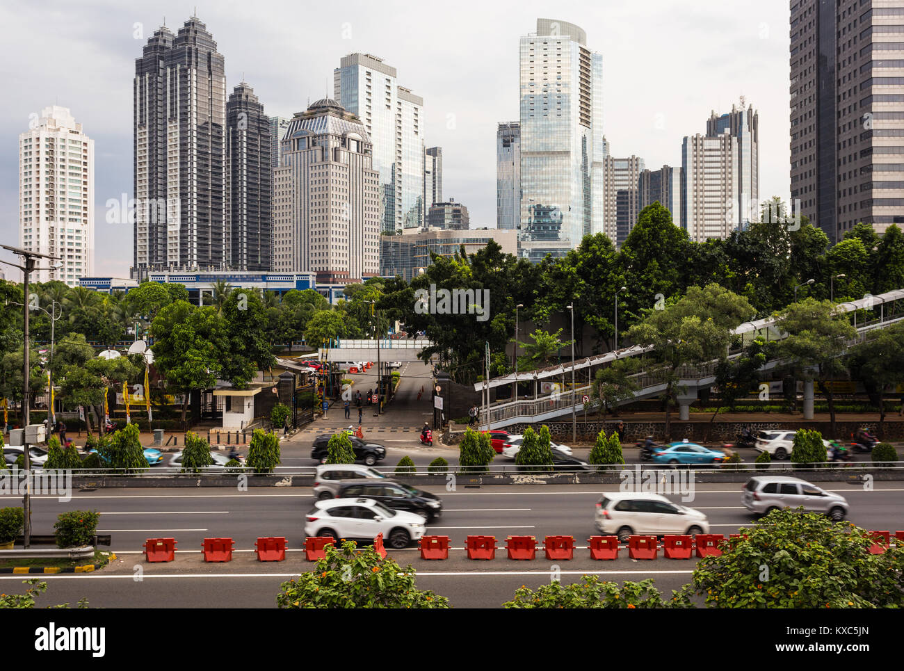 Der Verkehr auf der Gatot Subroto Highway vor der South Central Business District in Jakarta von der Semanggi Schnittpunkt, Indonesien Hauptstadt. Stockfoto