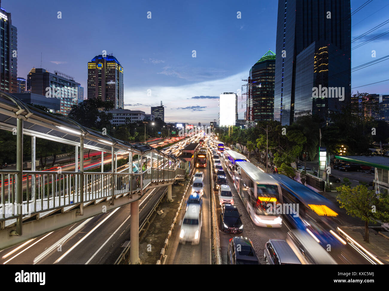 Starker Verkehr während der Rush Hour auf der Gatot Subroto Autobahn in Jakarta Geschäftsgebiets bei Nacht in Indonesien Hauptstadt. Die Transjakarta bus Stockfoto