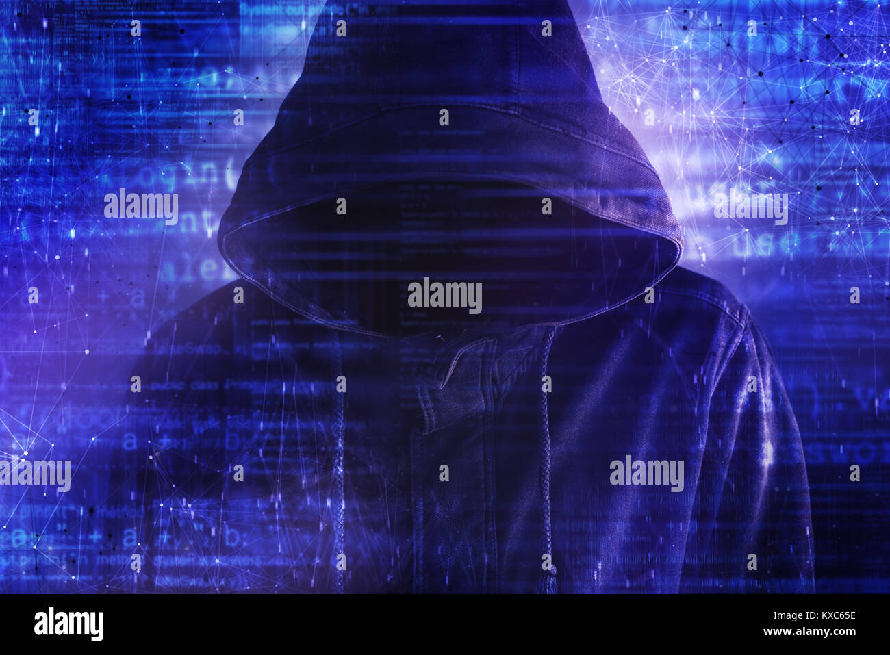 Cybersecurity, computer Hacker mit Kapuze und verdunkelt Gesicht, computer Code überlagern Bild Stockfoto