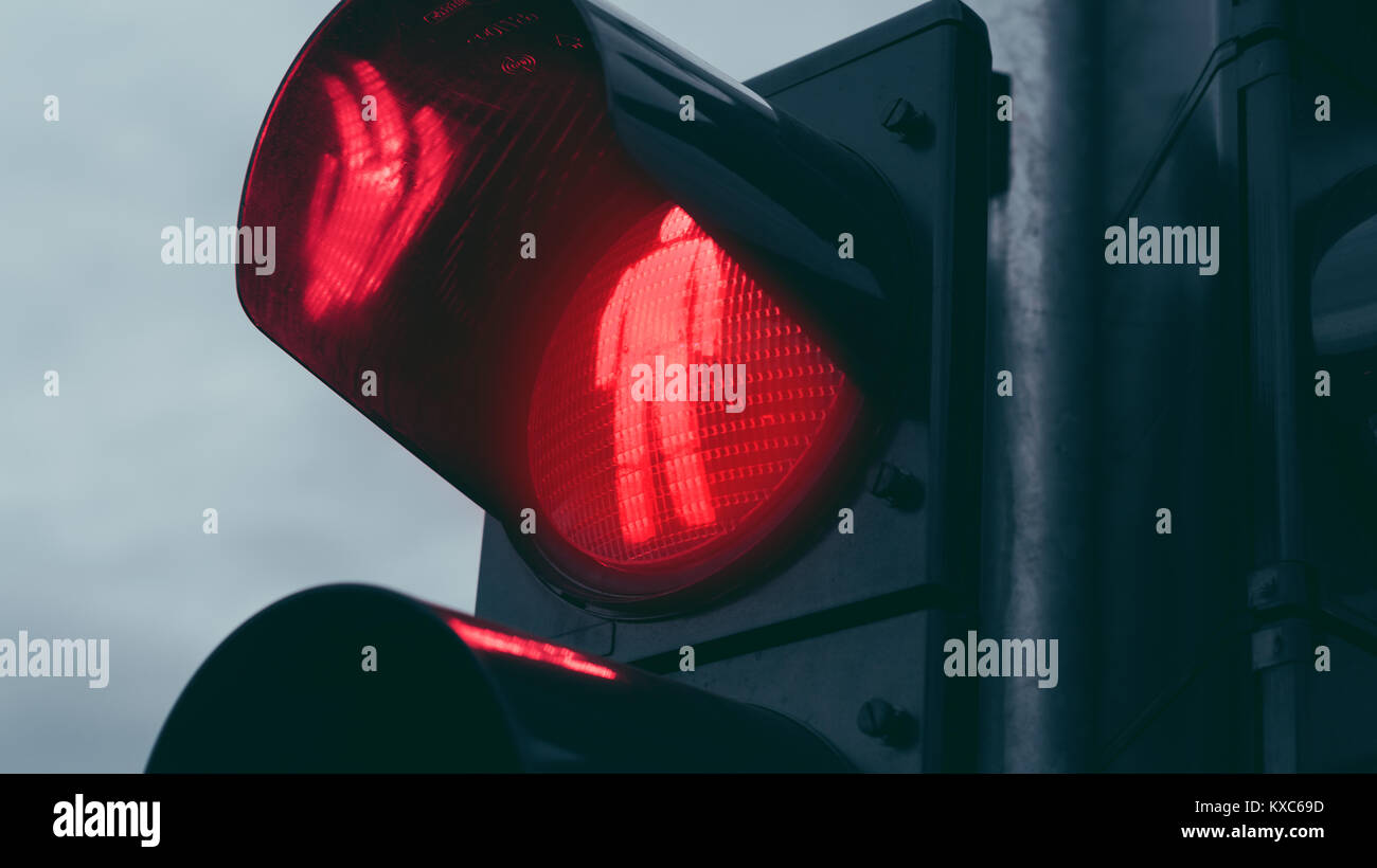 Rote Ampel für Fußgänger auf der Straße Stockfoto