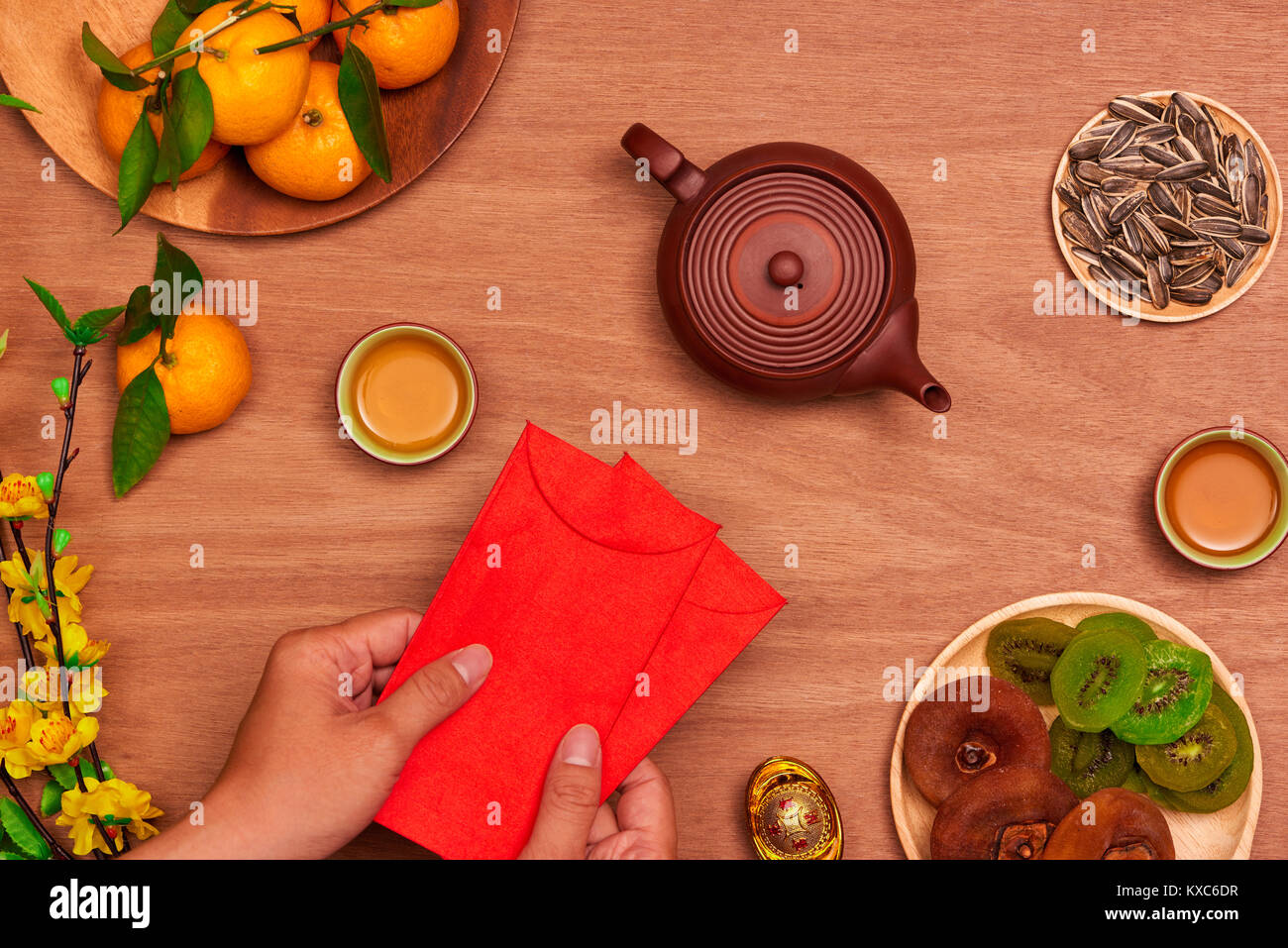 Flach vietnamesische Neujahr Essen und Trinken auf rustikalen rote hölzerne Tischplatte. Text im Bild: Wohlstand. Stockfoto