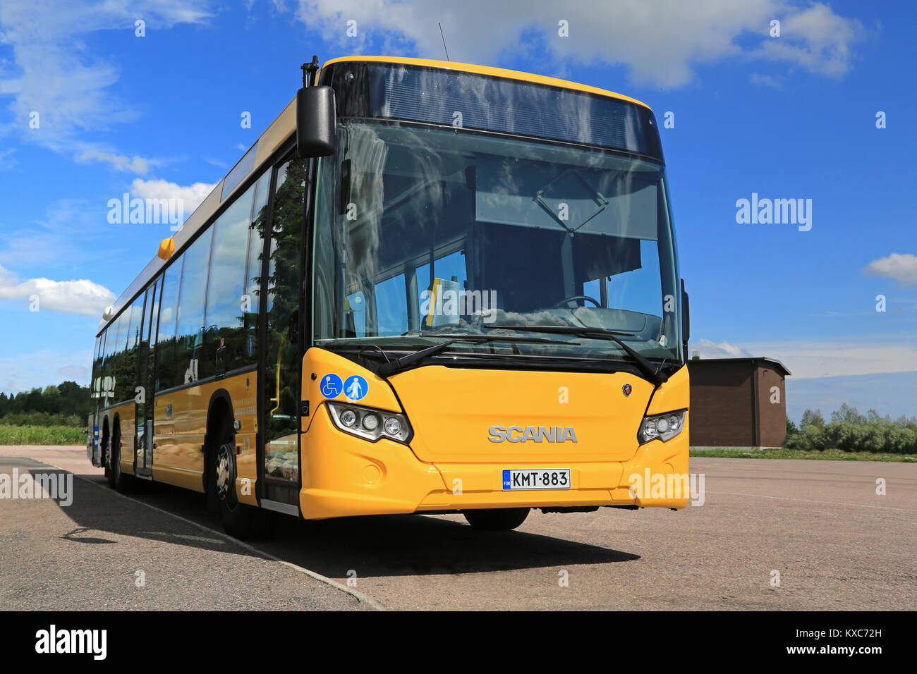 PAIMIO, Finnland - 19 JULI 2014: Gelb Scania in der ganzen Stadt Bus wartet auf Passagiere an einer Bushaltestelle. Scania in der ganzen Stadt ist ein Single-deck Stadt oder Überland Stockfoto