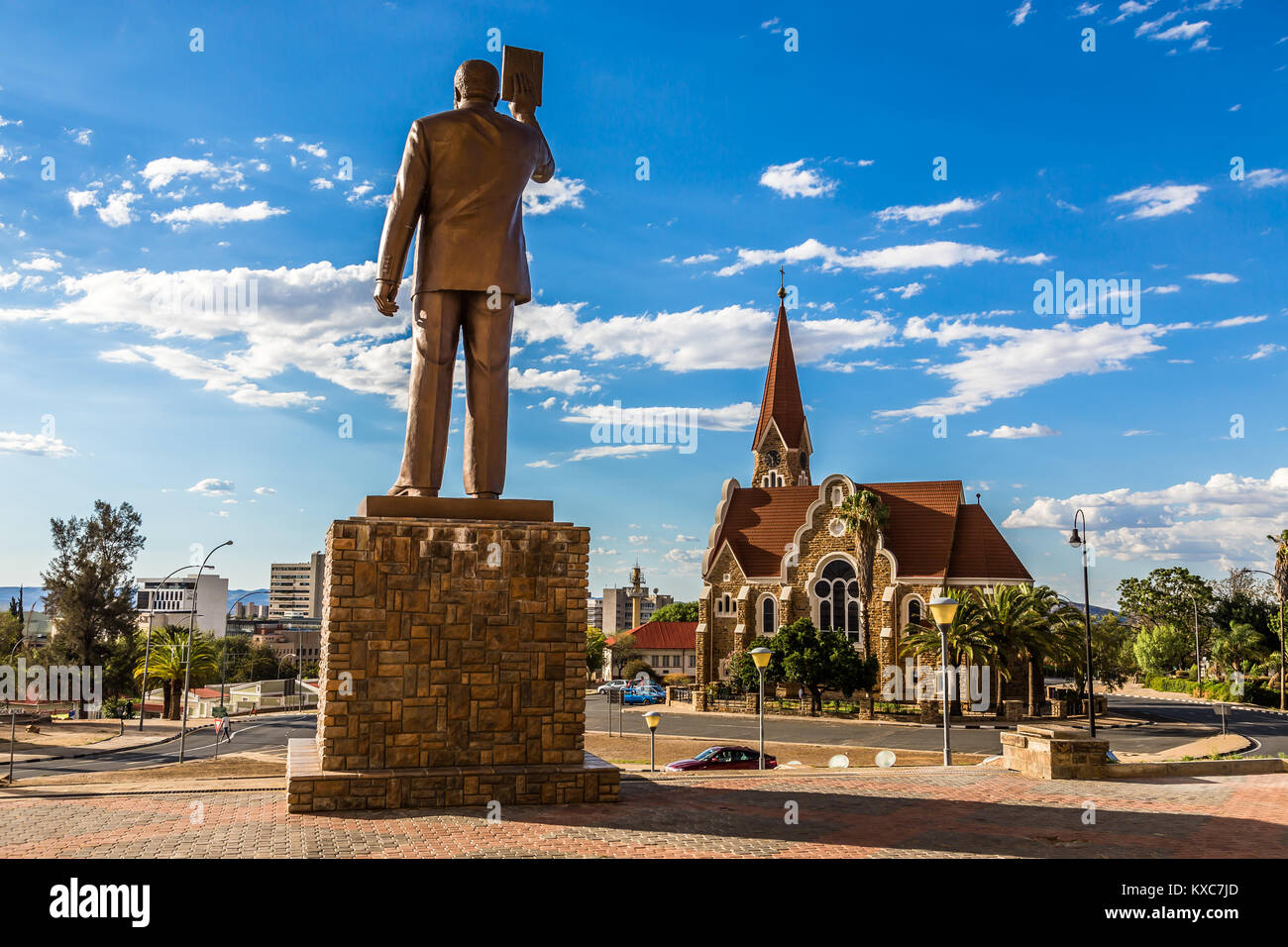 Ersten namibischen Präsidenten Denkmal und Luteran Christ Church im Zentrum von Windhoek, Namibia Stockfoto