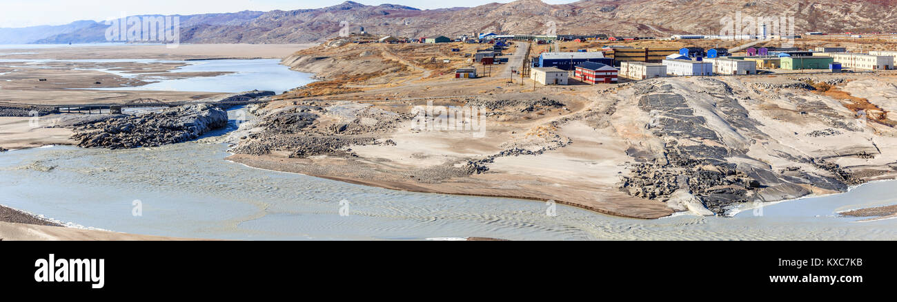 Lebendige Bausteine in der Tundra stehend auf dem Hügel über schlammige geschmolzene Gletscher Fluss, Kangerlussuaq Siedlung Panorama, Grönland Stockfoto