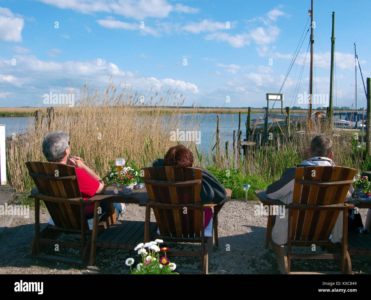 Touristen genießen die Abendsonne am Hafen von Zingst, Fishland, Mecklenburg-Vorpommern, Ostsee, Deutschland, Europa Stockfoto