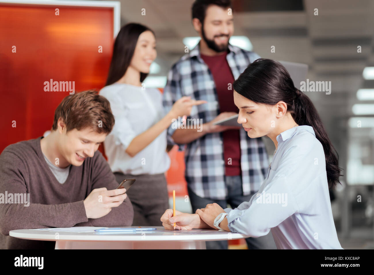 Meditative schöne Frau mit der Feststellung nach der Sitzung Stockfoto