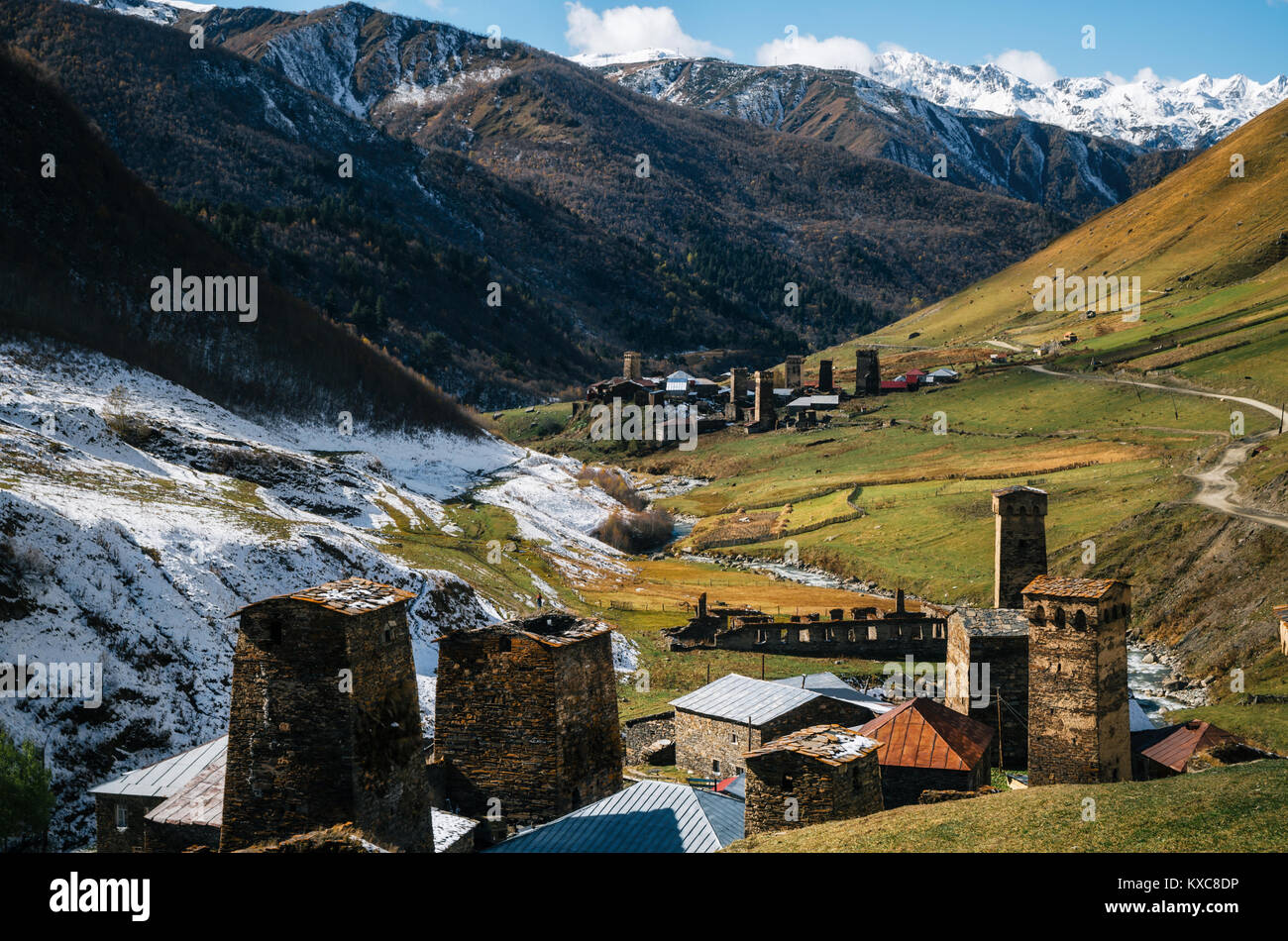 Svan Türme in Harderwijk und Inguri Fluss im Herbst. Eine der höchsten bewohnten Dorf in Europa. Obere Swanetien, Kaukasus, Georgien. UNESCO-Heri Stockfoto