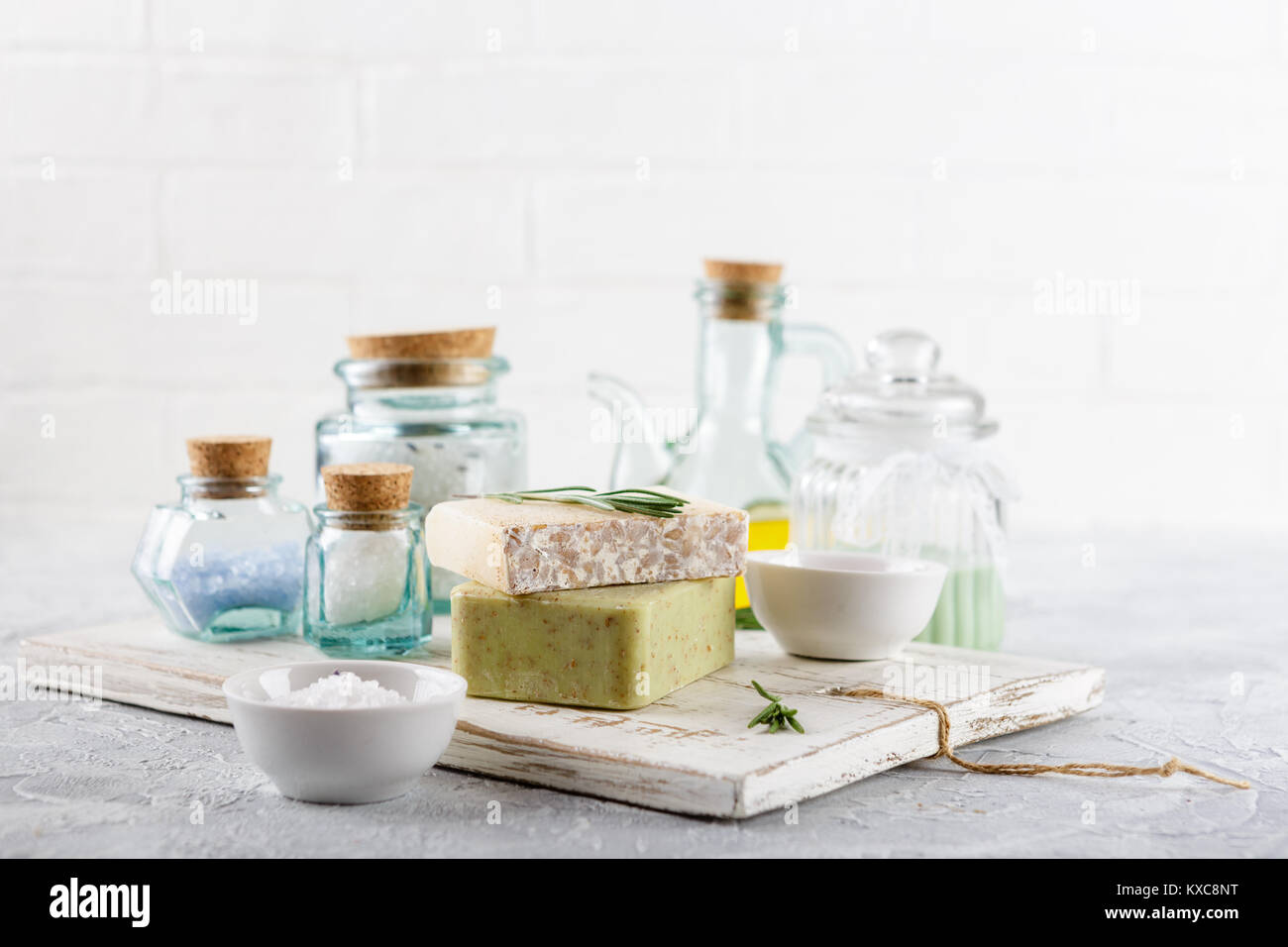 Natürliche handgemachte Seifen, Meersalz, wesentliche und Massage Öl und Rosmarin Zweige. Gesunde Hautpflege. SPA-Konzept. Stockfoto