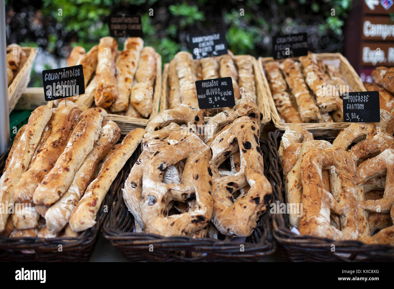 Frisches Baguette und Brot in einem Markt, der in der Provence, Frankreich. Stockfoto