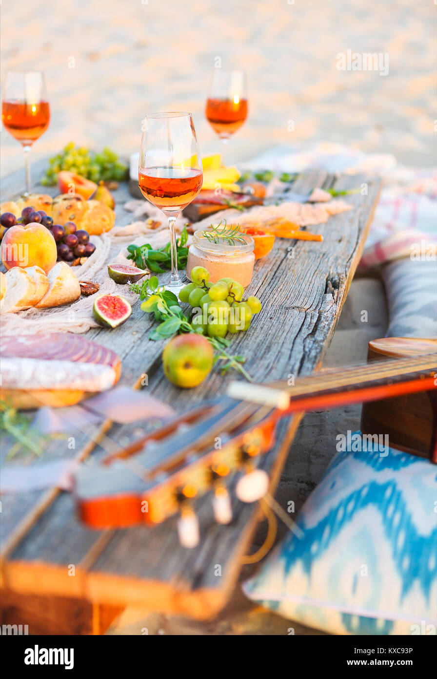 Ansicht von oben-Strand-Picknick-Tisch. Beach-party Stockfoto