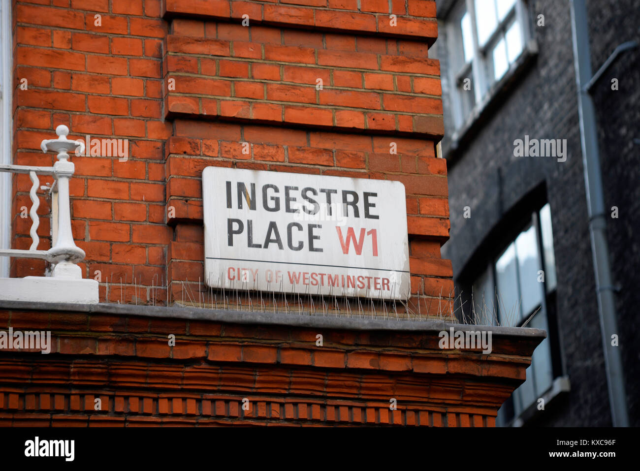 Ingestre Place W1 City of Westminster Straßenschild London, UK. Anti-Taubenspitzen Stockfoto