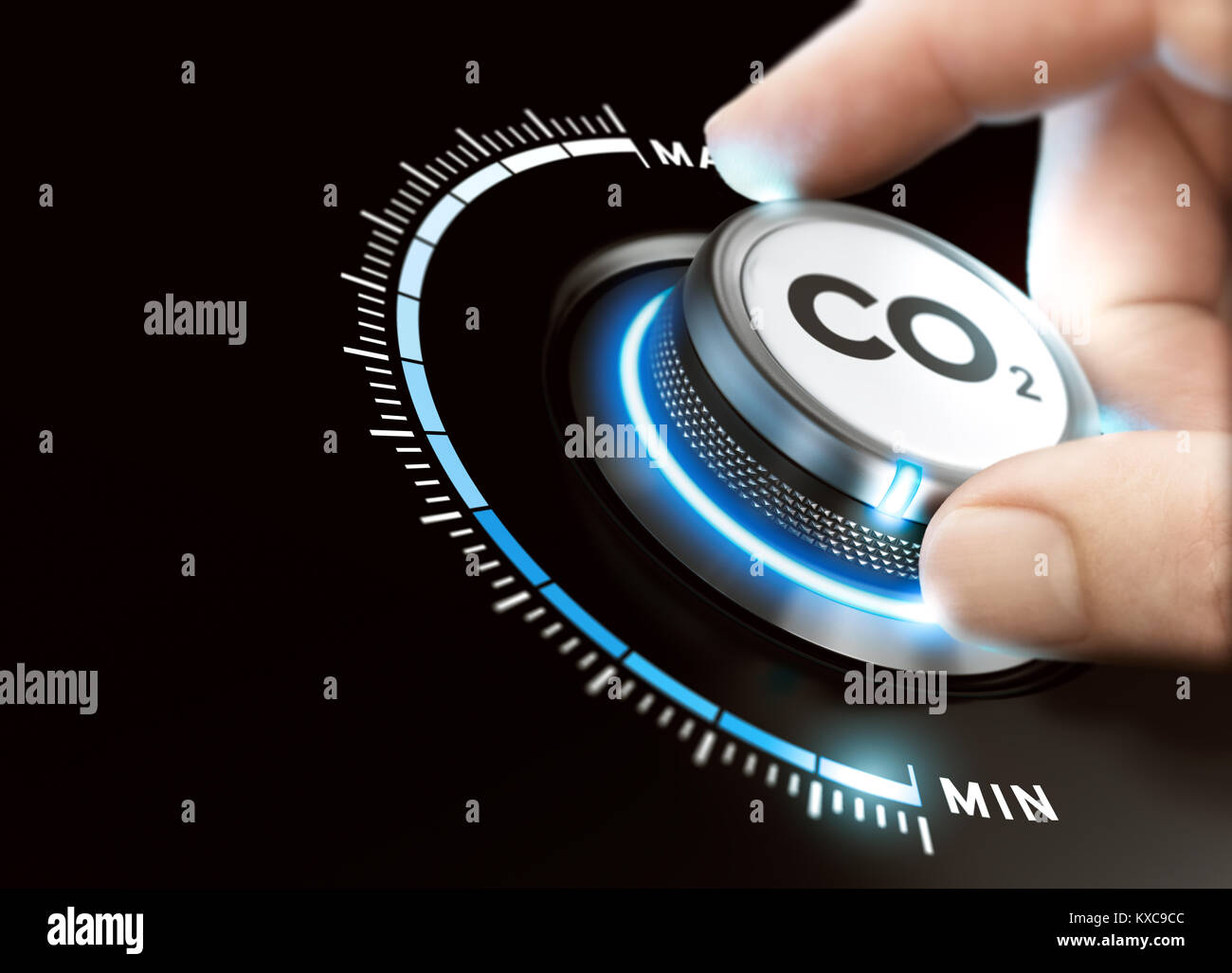 Mann eine Carbon dioxyde Knopf, um die Emissionen zu verringern. CO2-Reduzierung oder Entfernung Konzept. Das zusammengesetzte Bild zwischen einer hand Fotografie und eine 3D-backgroun Stockfoto