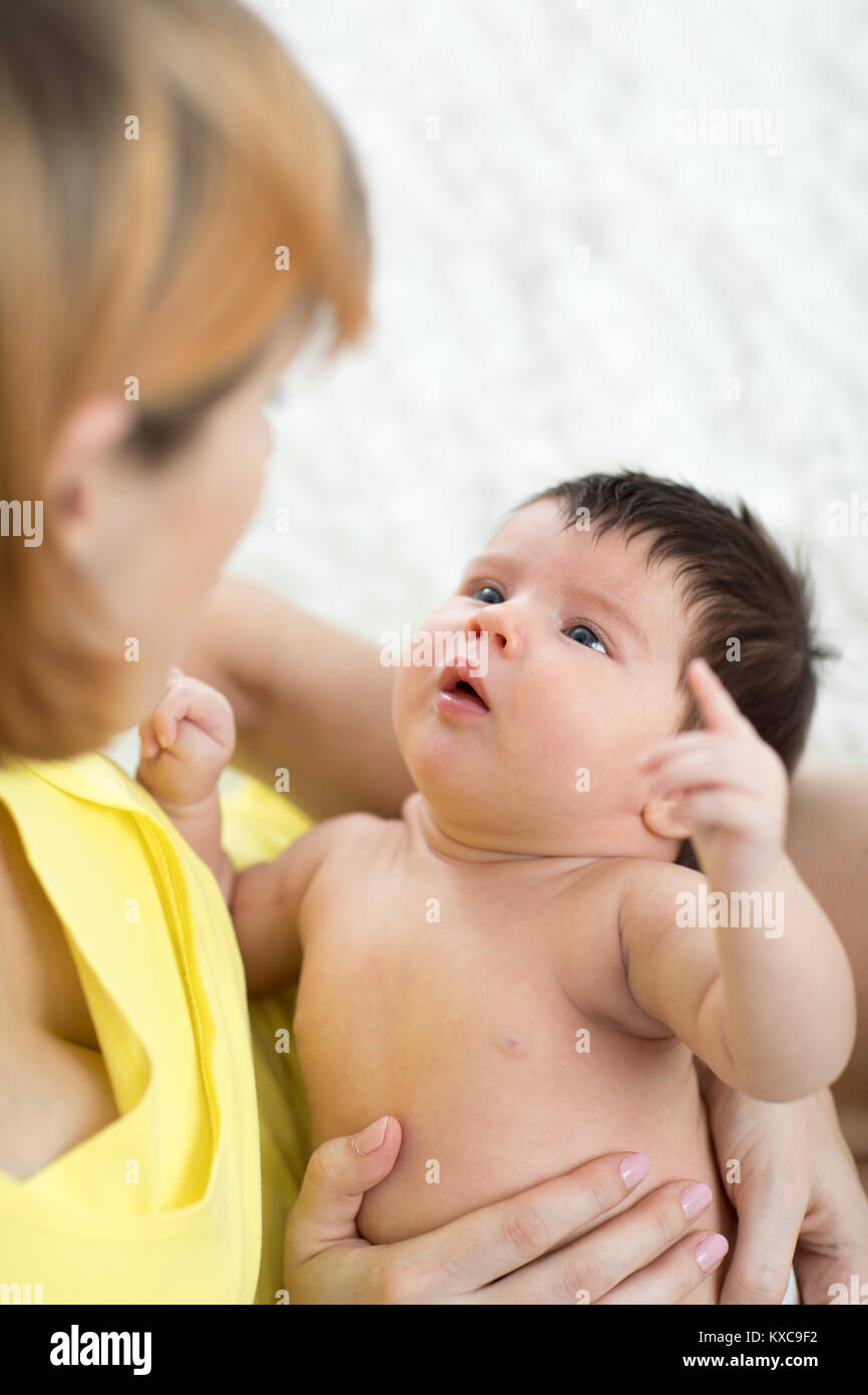 Lustige neugeborenes Baby und Mama in jeweils anderen suchen Stockfoto