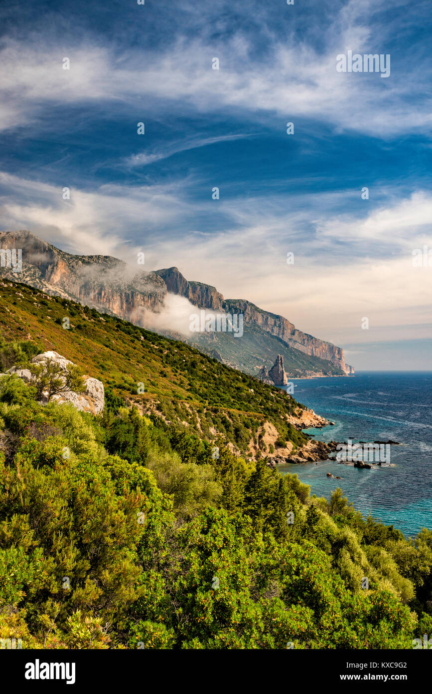 Punta Giradili Massiv mit Punta Pedra Longa Spitze in der Ferne, Costa di Levante, Tyrrhenische Küste, in der Nähe von Santa Maria Navarrese, Sardinien, Italien Stockfoto