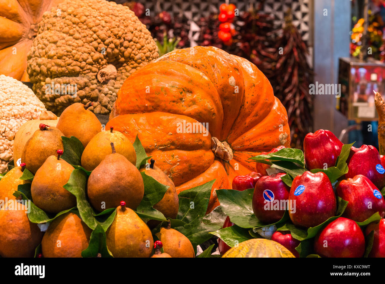 Obst und Gemüse ausgeht, der Markt La Boqueria, La Rambla, Barcelona, Katalonien, Spanien. Stockfoto