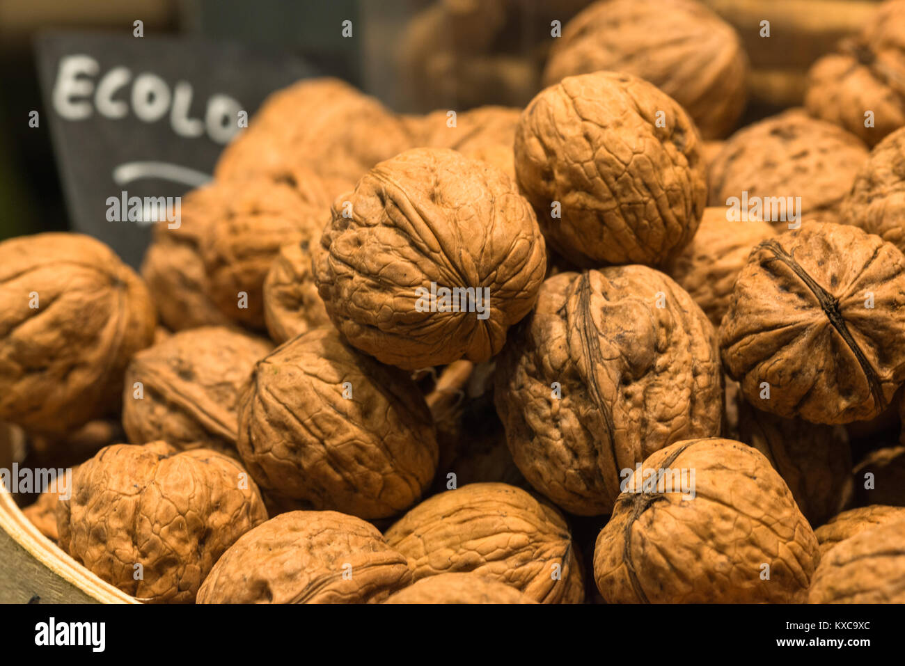 Ganze Walnüsse (Juglans regia) im La Boqueria Markt, La Rambla, Barcelona, Katalonien, Spanien. Stockfoto