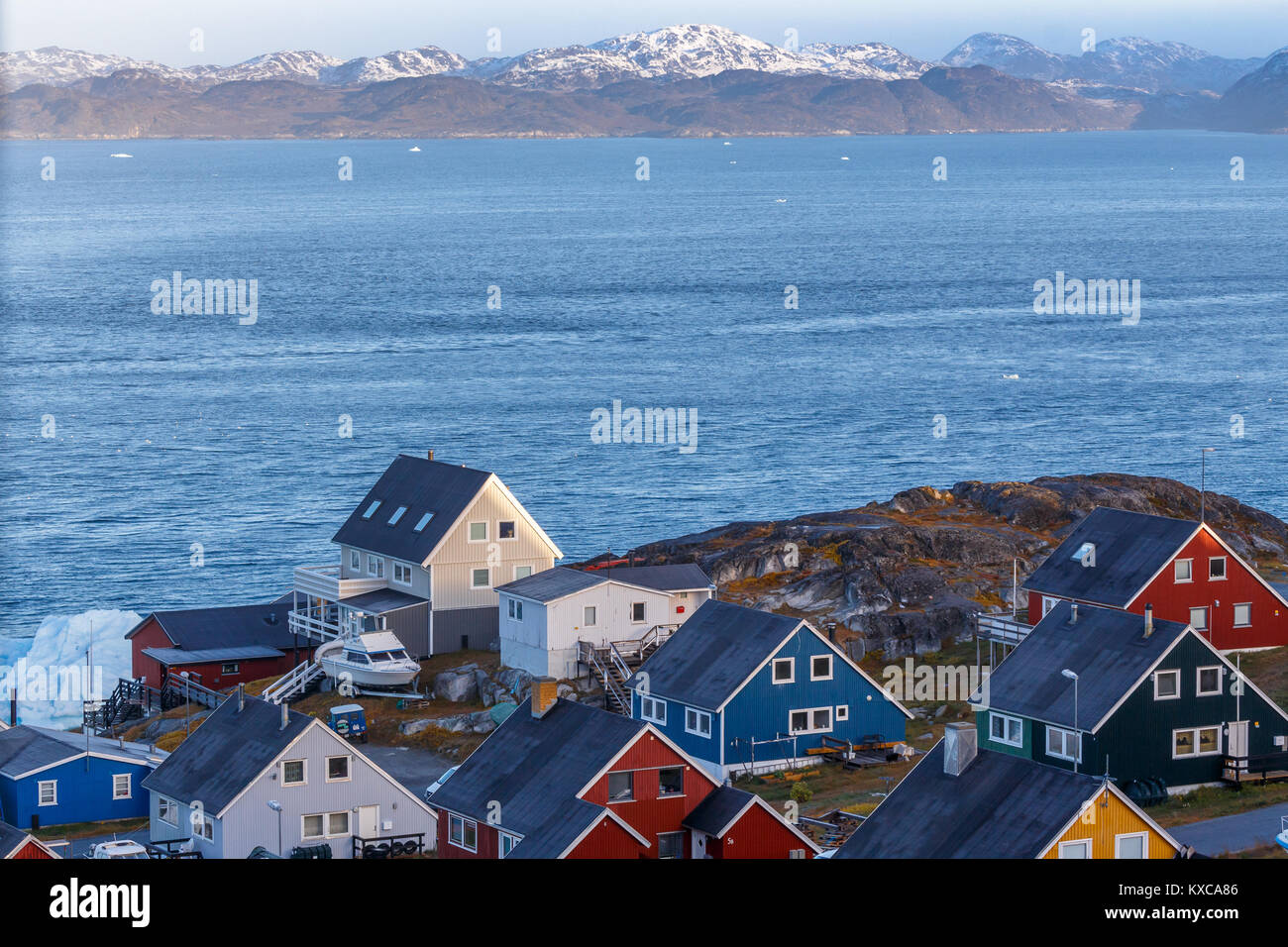 Bunte grönländisch Häuser am Meer, Fjord. Nuuk, Grönland Stockfoto