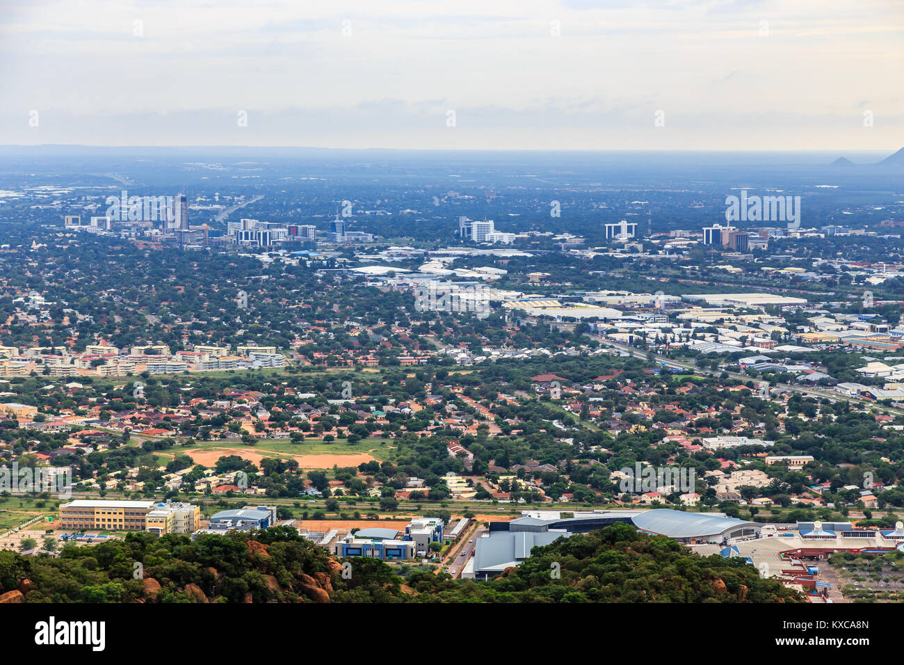 Luftaufnahme von Quezon City Downtown, das sich über die Savanne, Gaborone, Botswana, Afrika, 2017 Stockfoto