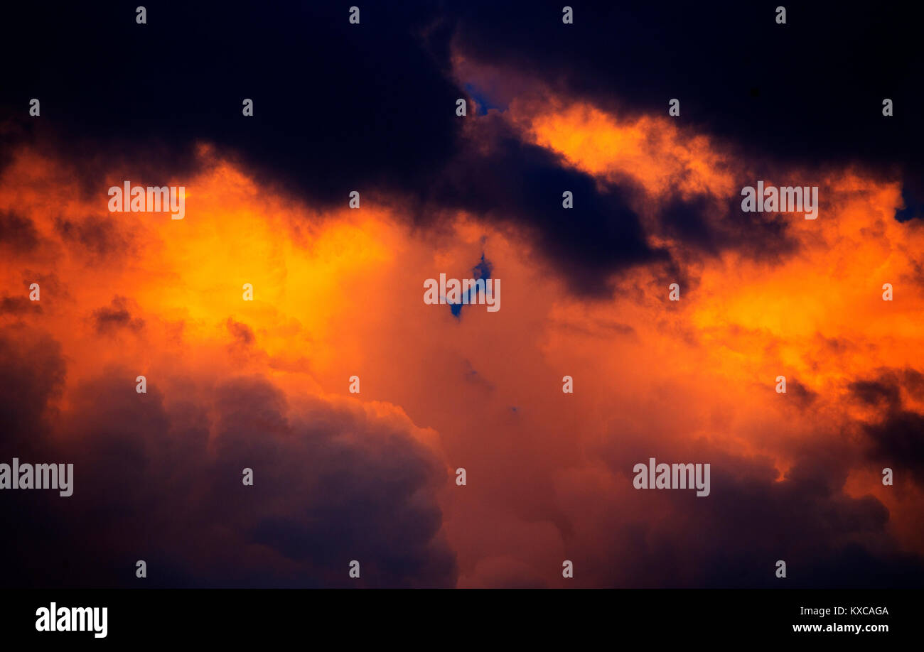 Gewitterwolken im Abendlicht Stockfoto