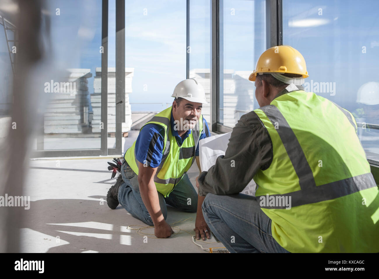 Zwei Bauarbeiter diskutieren auf Baustelle Stockfoto