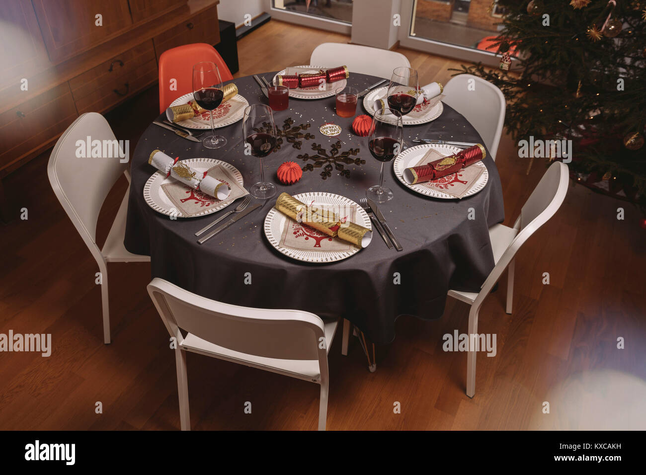 Christmas Dinner Tisch mit Christmas Cracker Stockfoto