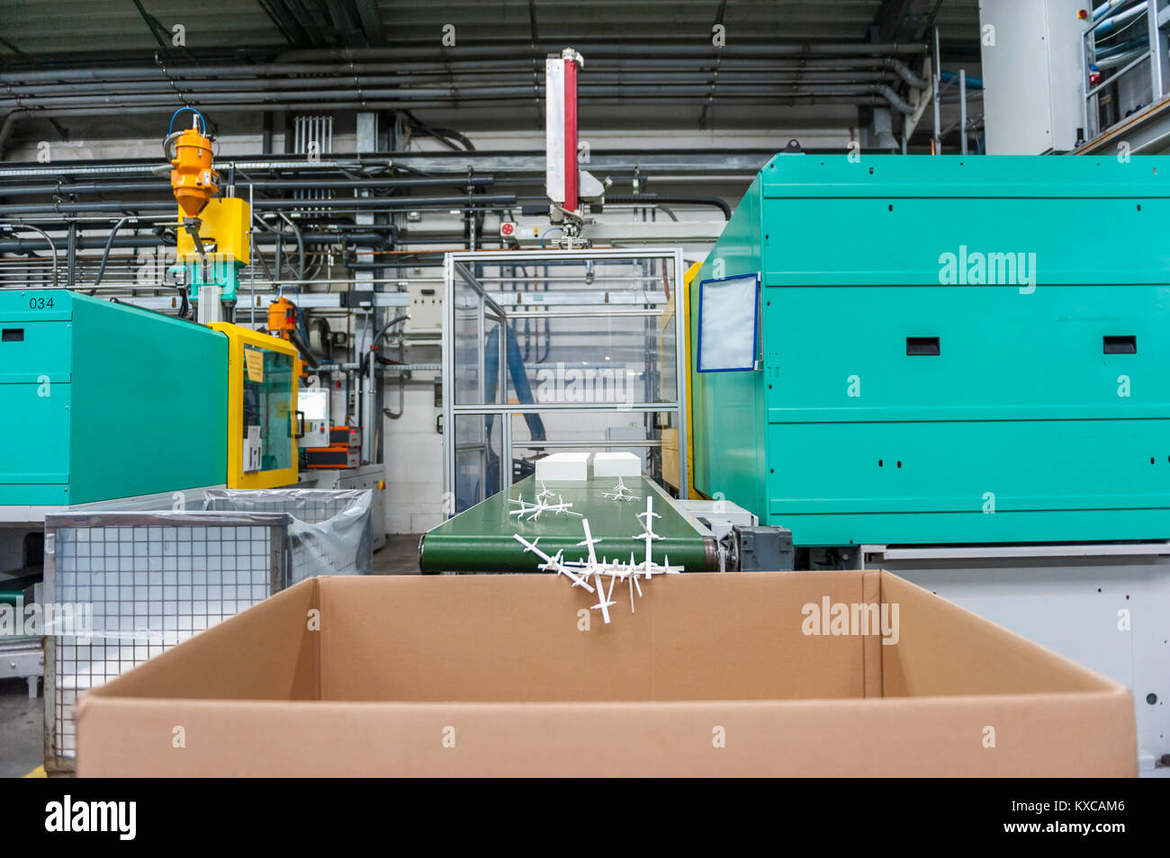 Produktionshalle in Kunststoff-Fabrik Stockfoto