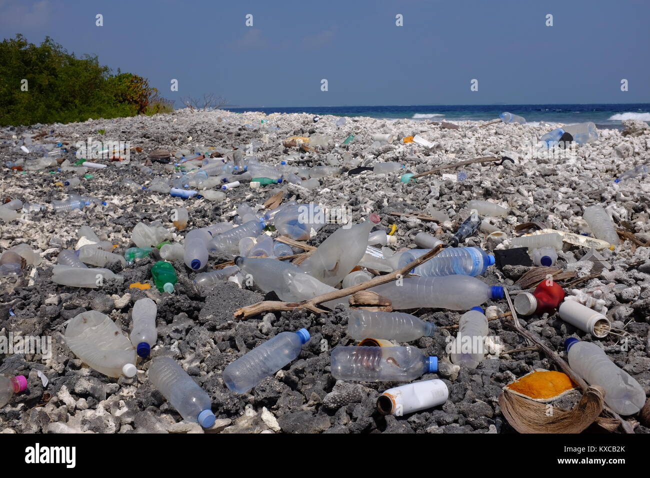 Unbewohnter maledivischer Strand, der von Plastik und anderen Abfällen überfordert ist Stockfoto