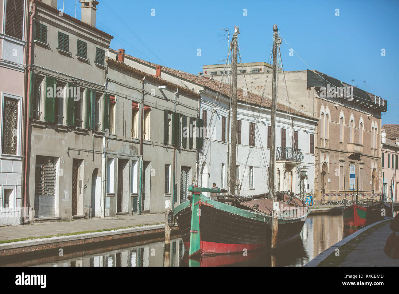 Comacchio, Italien. Ein Boot in einem Kanal der italienischen Stadt, genannt "das kleine Venedig' Stockfoto