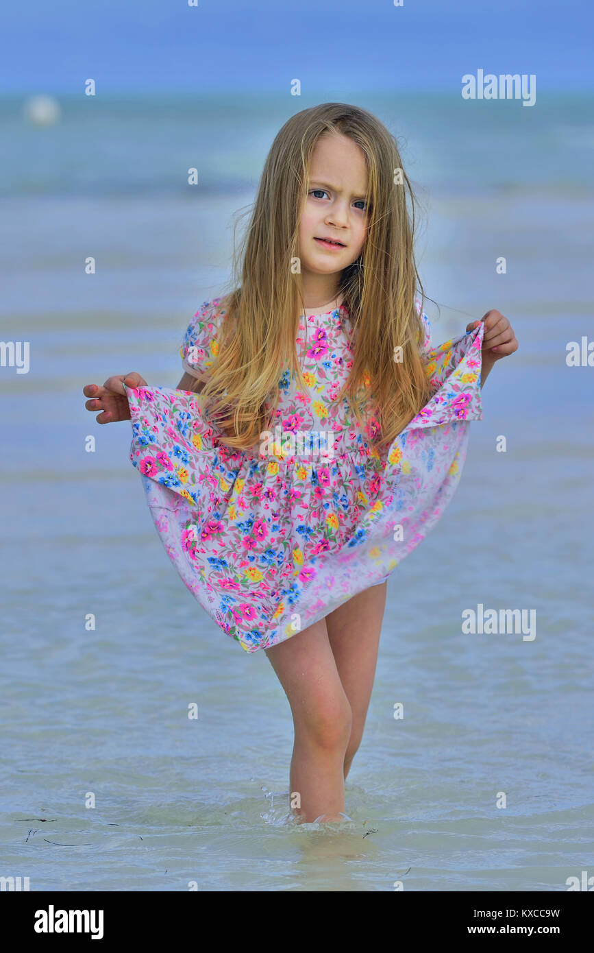 Süße Kleine Mädchen Auf Sandstrand Blaues Meer Und Himmel Hintergrund