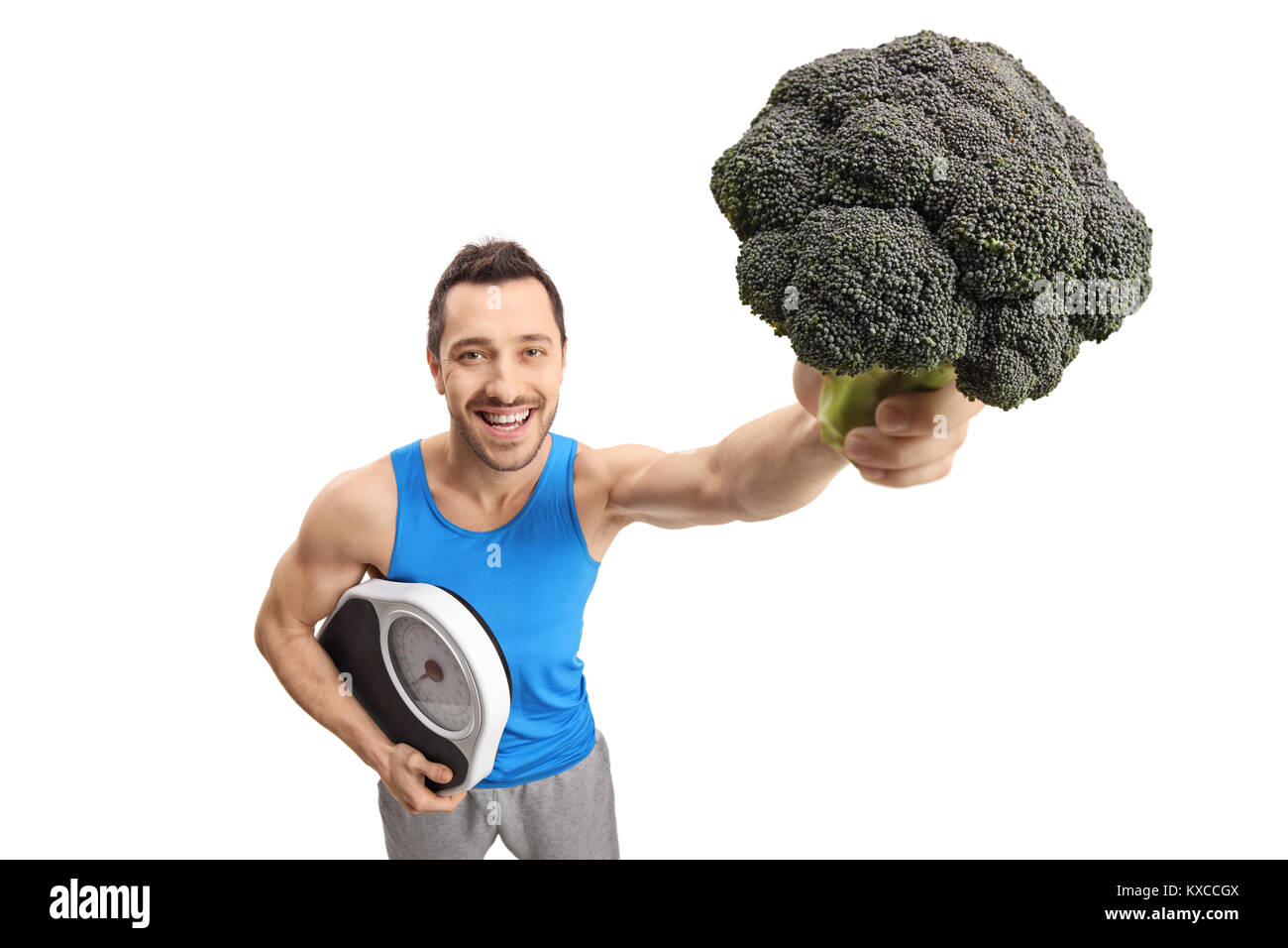 Athletischer Kerl Holding eine Waage und Brokkoli auf weißem Hintergrund Stockfoto