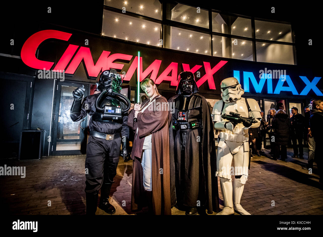 Kopenhagen, Dänemark - 15. Dezember 2017. Star Wars cosplayer Line up für die Premiere der Star Wars - Der letzte Jedi Film im Cinemaxx Kino am Fisketorvet in Kopenhagen. Stockfoto