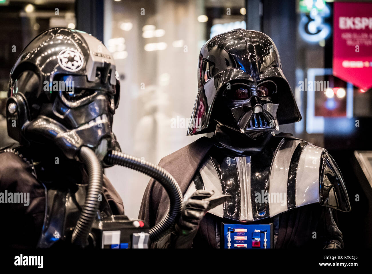 Kopenhagen, Dänemark - 15. Dezember 2017. Star Wars cosplayer Line up für die Premiere der Star Wars - Der letzte Jedi Film im Cinemaxx Kino am Fisketorvet in Kopenhagen. Hier Darth Vader (R) posiert mit einem TIE Fighter Pilot (L). Stockfoto