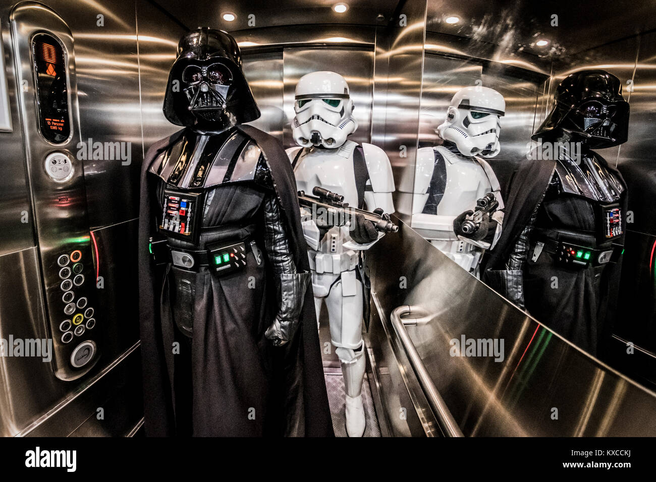 Kopenhagen, Dänemark - 15. Dezember 2017. Star Wars cosplayer Line up für die Premiere der Star Wars - Der letzte Jedi Film im Cinemaxx Kino am Fisketorvet in Kopenhagen. Hier ein Storm Trooper ist mit Darth Vader posieren. Stockfoto