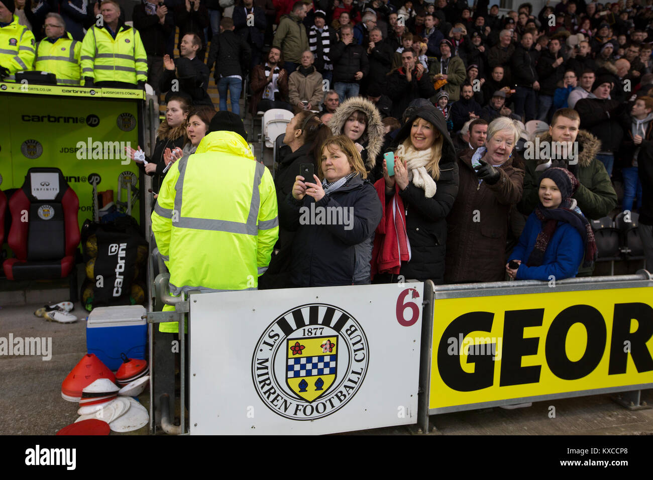 Home Team Anhänger applaudieren die Teams an den Paisley 2021 Stadion vor der schottischen Meisterschaft Seite St Mirren gespielt Welsh champions Die neuen Heiligen im Halbfinale des Scottish Challenge Cup für den rechten Dundee United in der Endrunde zu erfüllen. Der Wettbewerb war für die Saison 2016-17 erweitert vier Vereine aus Wales und Nordirland sowie schottischen Premier unter 20 Mannschaften zu gehören. Trotz trailing zur Halbzeit, St Mirren gewann das Match 4-1 durch eine Masse von 2044 beobachtet, einschließlich 75 entfernt. Stockfoto