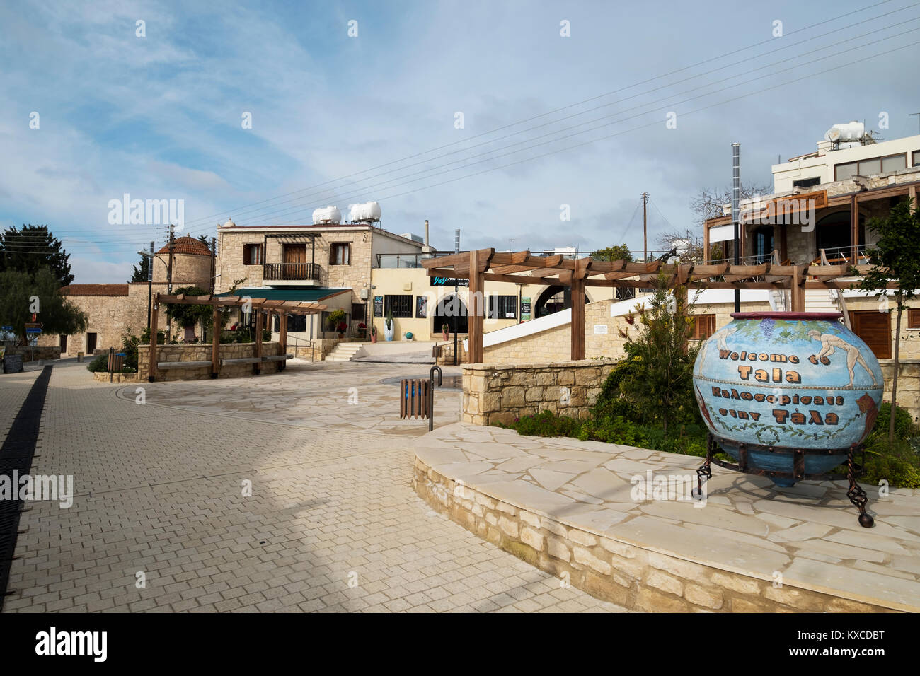 Die neu renovierten Dorfplatz in Tala Village, Paphos, Zypern. Stockfoto