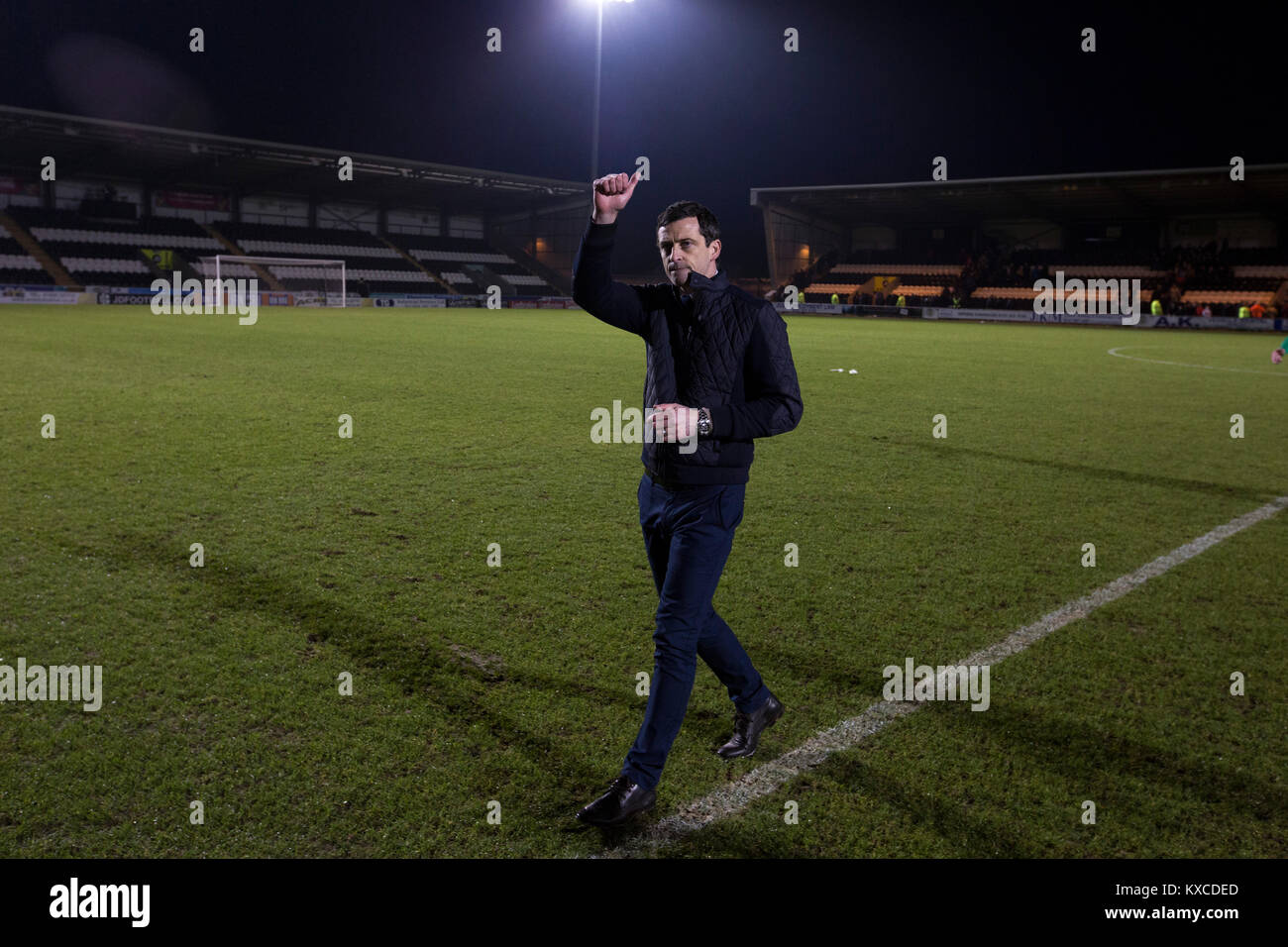 Home Manager Jack Ross gibt die Daumen - bis zu Ventilatoren an den Paisley 2021 Stadion nach der schottischen Meisterschaft Seite St Mirren Welsh Champions spielte die neuen Heiligen im Halbfinale des Scottish Challenge Cup für den rechten Dundee United in der Endrunde zu erfüllen. Der Wettbewerb war für die Saison 2016-17 erweitert vier Vereine aus Wales und Nordirland sowie schottischen Premier unter 20 Mannschaften zu gehören. Trotz trailing zur Halbzeit, St Mirren gewann das Match 4-1 durch eine Masse von 2044 beobachtet, einschließlich 75 entfernt. Stockfoto