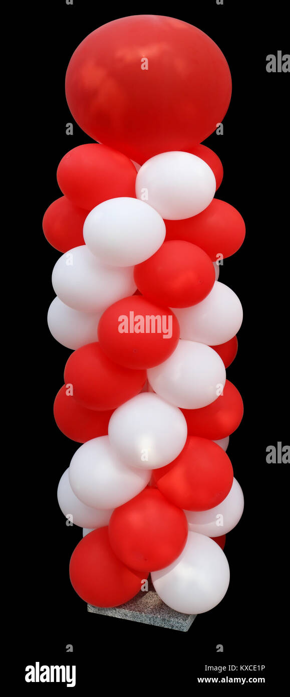 Hohe vertikale Installation von roten und weißen Luftballons auf Granit. Auf schwarz mit patch Außenaufnahme isoliert Stockfoto